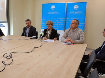 W czwartek (23 września) w Wielospecjalistycznym Szpitalu Wojewódzkim w Gorzowie Wlkp. odbyła się konferencja prasowa, której tematem było wsparcie samorządu województwa dla miejscowej lecznicy. W konferencji udział wzięli: marszałek Elżbieta Anna Polak (w środku), prezes gorzowskiego szpitala Jerzy Ostrouch (drugi od prawej), wiceprezes Robert Surowiec (drugi od lewej) oraz radni wojewódzcy Anna Synowiec (z lewej) i Mirosław Marcinkiewicz (z prawej).