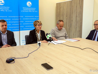 W czwartek (23 września) w Wielospecjalistycznym Szpitalu Wojewódzkim w Gorzowie Wlkp. odbyła się konferencja prasowa, której tematem było wsparcie samorządu województwa dla miejscowej lecznicy. W konferencji udział wzięli: marszałek Elżbieta Anna Polak (w środku), prezes gorzowskiego szpitala Jerzy Ostrouch (drugi od prawej), wiceprezes Robert Surowiec (z lewej) oraz radni wojewódzcy Anna Synowiec  i Mirosław Marcinkiewicz (z prawej).