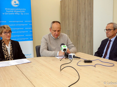 W czwartek (23 września) w Wielospecjalistycznym Szpitalu Wojewódzkim w Gorzowie Wlkp. odbyła się konferencja prasowa, której tematem było wsparcie samorządu województwa dla miejscowej lecznicy. W konferencji udział wzięli: marszałek Elżbieta Anna Polak (z lewej), prezes gorzowskiego szpitala Jerzy Ostrouch (w środku), wiceprezes Robert Surowiec oraz radni wojewódzcy Anna Synowiec i Mirosław Marcinkiewicz (z prawej).
