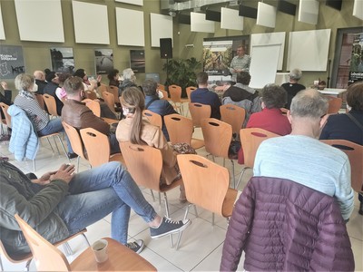 Początkujący winiarze podczas szkolenia