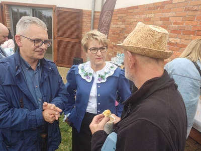 Rektor UZ, lubuska marszałek oraz winiarz Roman Grad