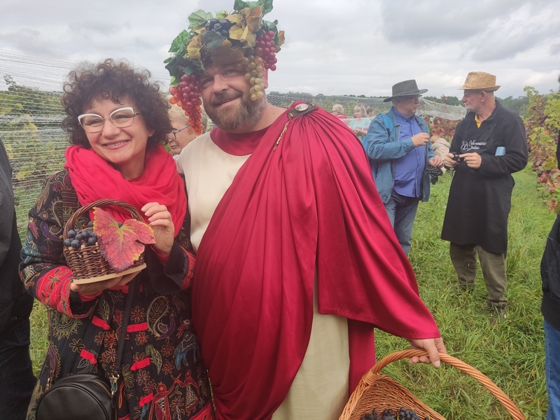 Wielu winobraniowych gości zabiegało o fotkę z Bachusem