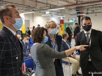 Światowy lider branży e-commerce, firma Amazon oficjalnie otworzyła robotyczne centrum logistyczne w Świebodzinie. W uroczystości udział wzięła marszałek Elżbieta Anna Polak.