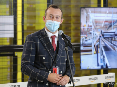 Światowy lider branży e-commerce, firma Amazon oficjalnie otworzyła robotyczne centrum logistyczne w Świebodzinie. Na zdjęciu burmistrz Świebodzina.