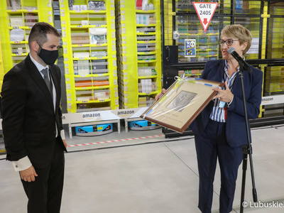 Marszałek Elżbieta Anna Polak podczas uroczystego otwarcia robotycznego centrum logistycznego firmy Amazon w Świebodzinie.