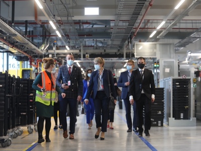 Marszałek Elżbieta Anna Polak zwiedza robotyczne centrum logistyczne firmy Amazon w Świebodzinie.