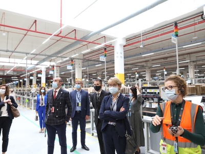 Marszałek Elżbieta Anna Polak zwiedza robotyczne centrum logistyczne firmy Amazon w Świebodzinie.
