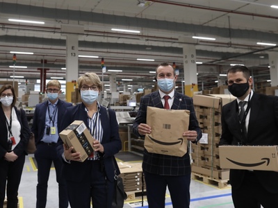Marszałek Elżbieta Anna Polak zwiedza robotyczne centrum logistyczne firmy Amazon w Świebodzinie.