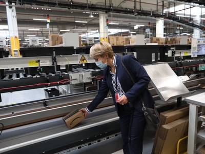 Marszałek Elżbieta Anna Polak zwiedza robotyczne centrum logistyczne firmy Amazon w Świebodzinie.