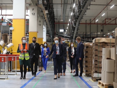 Marszałek Elżbieta Anna Polak zwiedza robotyczne centrum logistyczne firmy Amazon w Świebodzinie.