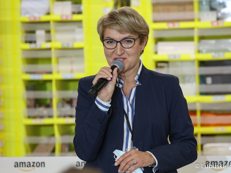 Marszałek Elżbieta Anna Polak podczas uroczystego otwarcia robotycznego centrum logistycznego firmy Amazon w Świebodzinie.