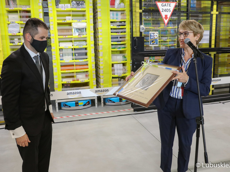 Marszałek Elżbieta Anna Polak podczas uroczystego otwarcia robotycznego centrum logistycznego firmy Amazon w Świebodzinie.