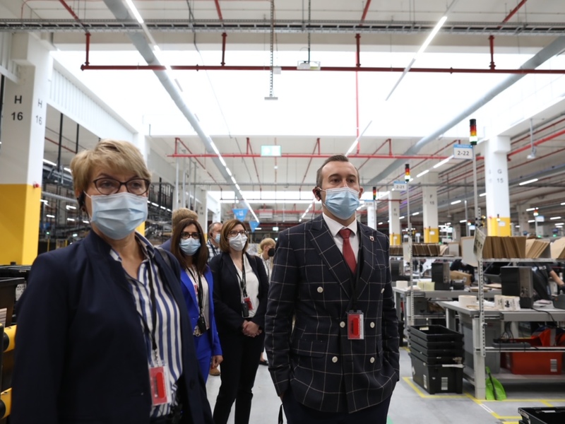 Marszałek Elżbieta Anna Polak zwiedza robotyczne centrum logistyczne firmy Amazon w Świebodzinie.
