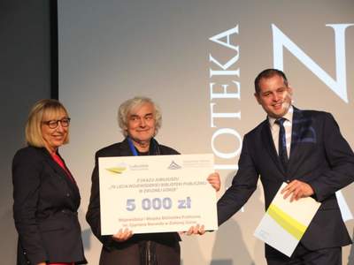 Prezent odebrał dyrektor książnicy
