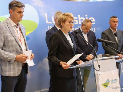 Konferencja prasowa na temat dofinansowania dla lubuskich szpitali w Zielonej Górze, Gorzowie i Ciborzu. Przy mikrofonie marszałek Elżbieta Anna Polak.