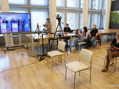 Dziennikarze na sali podczas konferencji prasowej na temat dofinansowania dla lubuskich szpitali w Zielonej Górze, Gorzowie i Ciborzu.