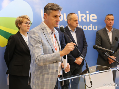 Konferencja prasowa na temat dofinansowania dla lubuskich szpitali w Zielonej Górze, Gorzowie i Ciborzu. Przy mikrofonie radny wojewódzki, Sebastian Ciemnoczołowski.