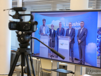 Monitor z uczestnikami konferencji prasowej na temat dofinansowania dla lubuskich szpitali.