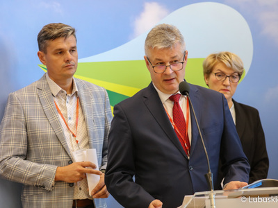 Konferencja prasowa na temat dofinansowania dla lubuskich szpitali w Zielonej Górze, Gorzowie i Ciborzu. Przy mikrofonie prezes zielonogórskiego szpitala, Marek Działoszyński.