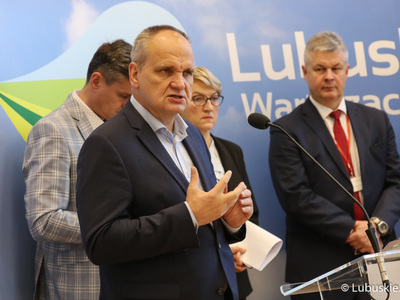 Konferencja prasowa na temat dofinansowania dla lubuskich szpitali w Zielonej Górze, Gorzowie i Ciborzu. Przy mikrofonie prezes gorzowskiego szpitala, Jerzy Ostrouch.