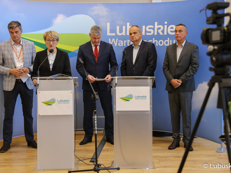 Konferencja prasowa na temat dofinansowania dla lubuskich szpitali w Zielonej Górze, Gorzowie i Ciborzu. Przy mikrofonie marszałek Elżbieta Anna Polak.