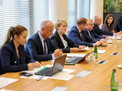 Spotkanie w sprawie nowej perspektywy. Zarząd województwa reprezentowali: marszałek Elżbieta Anna Polak, wicemarszałek Łukasz Porycki oraz członkowie zarządu: Marcin Jabłoński i Tadeusz Jędrzejczak. 