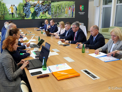 Podczas spotkania zarząd województwa reprezentowali: marszałek Elżbieta Anna Polak, wicemarszałek Łukasz Porycki oraz członkowie zarządu: Marcin Jabłoński i Tadeusz Jędrzejczak. MOF Zielonogórsko-Nowosolski reprezentowali: prezydent miasta Zielonej Góry Janusz Kubicki oraz wiceprezydent Krzysztof Kaliszuk, MOF Gorzowski – prezydent Gorzowa Jacek Wójcicki oraz wiceprezydent Iwona Olek, MOF Świebodzińsko-Międzyrzecki – burmistrz Świebodzina Tomasz Sielicki, a MOF Żarsko-Żagański burmi