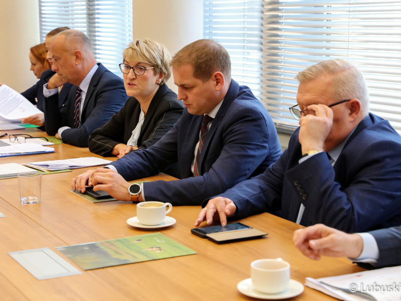 Spotkanie w sprawie nowej Spotkanie w sprawie nowej perspektywy. Zarząd województwa reprezentowali: marszałek Elżbieta Anna Polak, wicemarszałek Łukasz Porycki oraz członkowie zarządu: Marcin Jabłoński i Tadeusz Jędrzejczak.