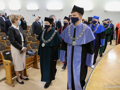 W piątek (1 października) w auli Uniwersytetu Zielonogórskiego zainaugurowano rok akademicki 2021/2022. W uroczystości udział wzięła marszałek Elżbieta Anna Polak.
