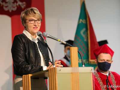 Marszałek Elżbieta Anna Polak podczas inauguracji roku akademickiego 2021/2022 na Uniwersytecie Zielonogórskim
