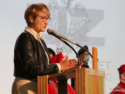W piątek (1 października) w auli Uniwersytetu Zielonogórskiego zainaugurowano rok akademicki 2021/2022. W uroczystości udział wzięła marszałek Elżbieta Anna Polak.
