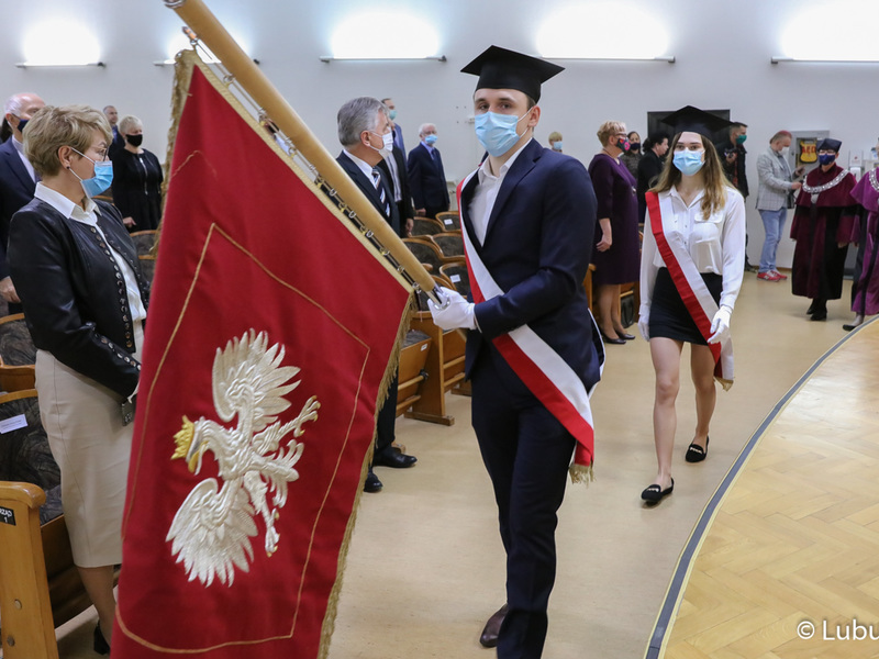 W piątek (1 października) w auli Uniwersytetu Zielonogórskiego zainaugurowano rok akademicki 2021/2022. W uroczystości udział wzięła marszałek Elżbieta Anna Polak.