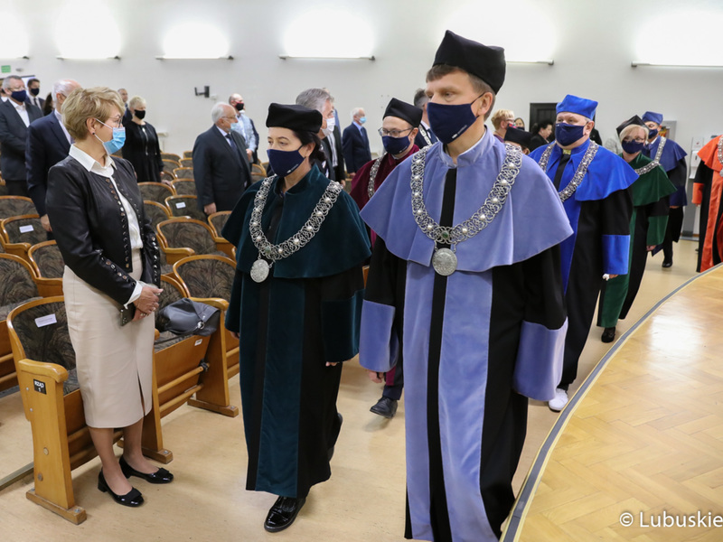 W piątek (1 października) w auli Uniwersytetu Zielonogórskiego zainaugurowano rok akademicki 2021/2022. W uroczystości udział wzięła marszałek Elżbieta Anna Polak.