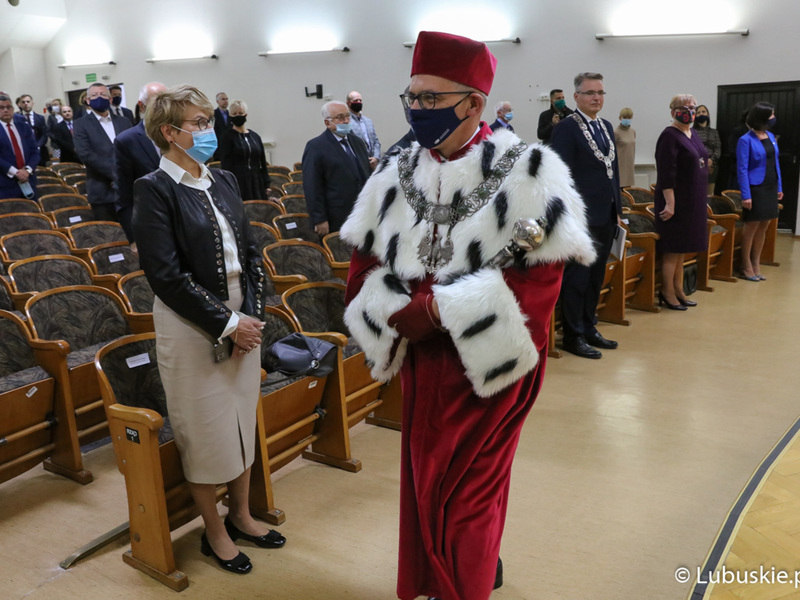 W piątek (1 października) w auli Uniwersytetu Zielonogórskiego zainaugurowano rok akademicki 2021/2022. W uroczystości udział wzięła marszałek Elżbieta Anna Polak.