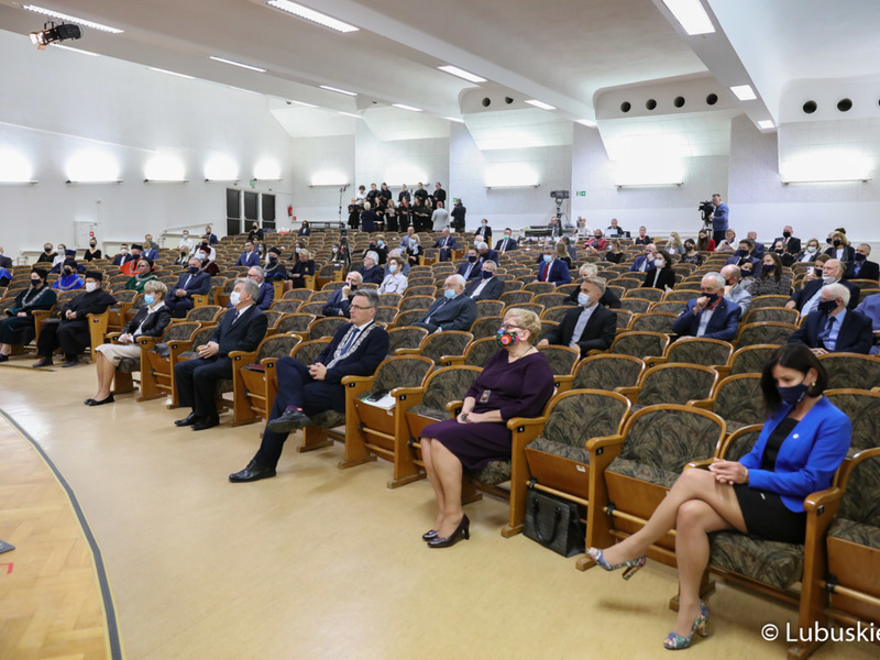 W piątek (1 października) w auli Uniwersytetu Zielonogórskiego zainaugurowano rok akademicki 2021/2022. W uroczystości udział wzięła marszałek Elżbieta Anna Polak.