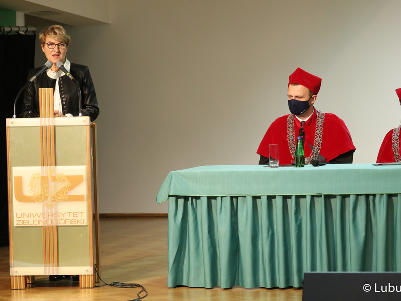 Marszałek Elżbieta Anna Polak podczas inauguracji roku akademickiego 2021/2022 na Uniwersytecie Zielonogórskim
