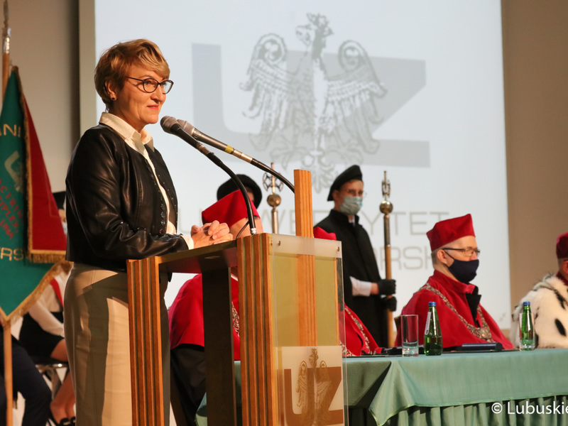 W piątek (1 października) w auli Uniwersytetu Zielonogórskiego zainaugurowano rok akademicki 2021/2022. W uroczystości udział wzięła marszałek Elżbieta Anna Polak.