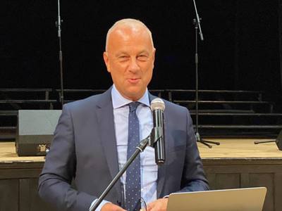 Członek zarządu woj. lubuskiego, Marcin Jabłoński podczas inauguracji nowego roku akademickiego na Uniwersytecie Trzeciego Wieku w Strzelcach Krajeńskich.