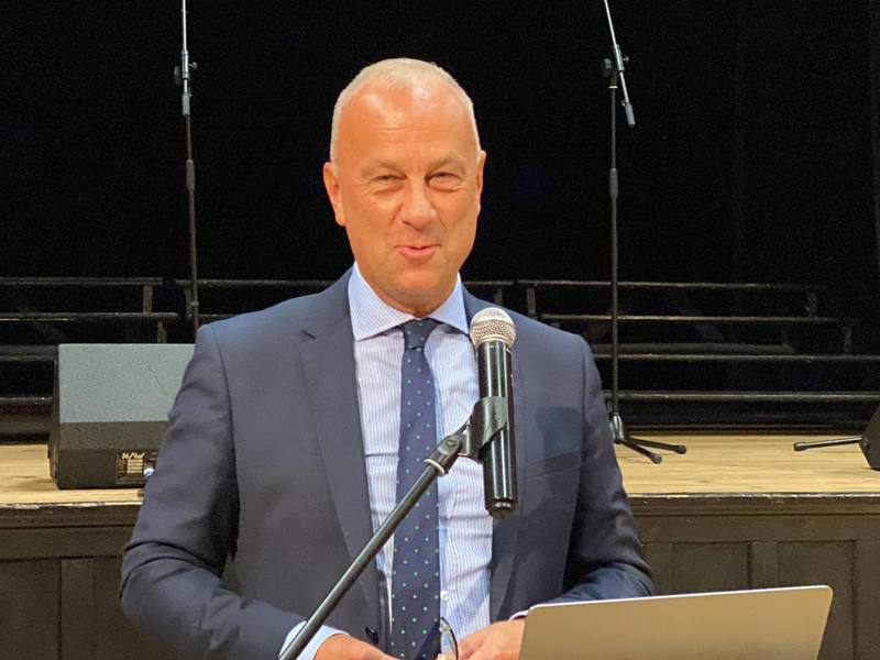 Członek zarządu woj. lubuskiego, Marcin Jabłoński podczas inauguracji nowego roku akademickiego na Uniwersytecie Trzeciego Wieku w Strzelcach Krajeńskich.