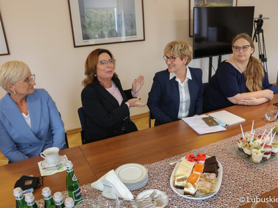 Małgorzata Kidawa-Błońska spotkała się m.in. z aktywnymi lubuskimi kobietami – w tym z członkiniami Lubuskiej Rady Kobiet. Gospodarzem spotkania była marszałek Elżbieta Anna Polak, a udział w nim wzięły: Zofia Szozda-Przewodnicząca Lubuskiej Rady Kobiet, Magdalena Balak-Hryńkiewicz – Pełnomocnik Marszałka ds. Równości, członkinie lubuskiej Rady Kobiet: Anna Michalczuk – wicestarosta żagańska oraz prof. Bogumiła Burda, a także Mirosława Dulat i Ewa Jaske z departamentu ochrony z