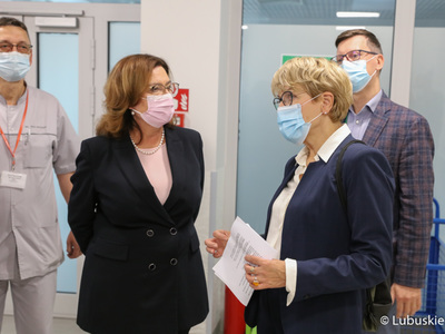 Wicemarszałek Sejmu Małgorzata Kidawa-Błońska oraz Marszałek Województwa Lubuskiego Elżbieta Anna Polak podczas odwiedzin Centrum Zdrowia Matki i Dziecka w Zielonej Górze. 