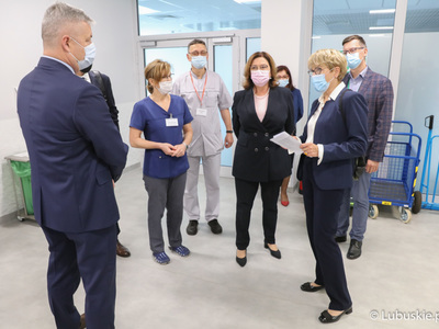Wicemarszałek Sejmu Małgorzata Kidawa-Błońska oraz Marszałek Województwa Lubuskiego Elżbieta Anna Polak podczas odwiedzin Centrum Zdrowia Matki i Dziecka w Zielonej Górze. 