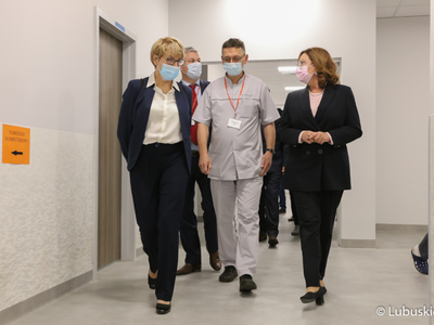 Wicemarszałek Sejmu Małgorzata Kidawa-Błońska oraz Marszałek Województwa Lubuskiego Elżbieta Anna Polak podczas odwiedzin Centrum Zdrowia Matki i Dziecka w Zielonej Górze. 