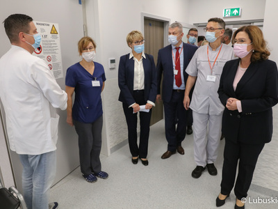 Wicemarszałek Sejmu Małgorzata Kidawa-Błońska oraz Marszałek Województwa Lubuskiego Elżbieta Anna Polak podczas odwiedzin Centrum Zdrowia Matki i Dziecka w Zielonej Górze. 