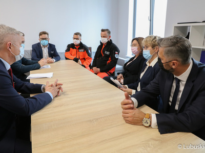 Marszałek Województwa Lubuskiego Elżbieta Anna Polak, Wicemarszałek Sejmu Małgorzata Kidawa-Błońska oraz poseł Waldemar Sługocki podczas spotkania z ratownikami medycznymi w Centrum Zdrowia Matki i Dziecka w Zielonej Górze.
