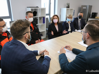 Marszałek Województwa Lubuskiego Elżbieta Anna Polak, Wicemarszałek Sejmu Małgorzata Kidawa-Błońska oraz poseł Waldemar Sługocki podczas spotkania z ratownikami medycznymi w Centrum Zdrowia Matki i Dziecka w Zielonej Górze.