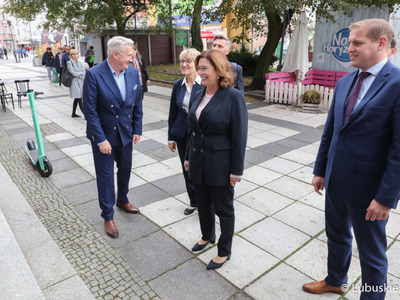 Marszałek Województwa Lubuskiego Elżbieta Anna Polak, Wicemarszałek Sejmu Małgorzata Kidawa-Błońska, poseł Waldemar Sługocki, wicemarszałek Łukasz Porycki oraz dyrektor Lubuskiego Teatru Robert Czechowski przed teatrem w Zielonej Górze