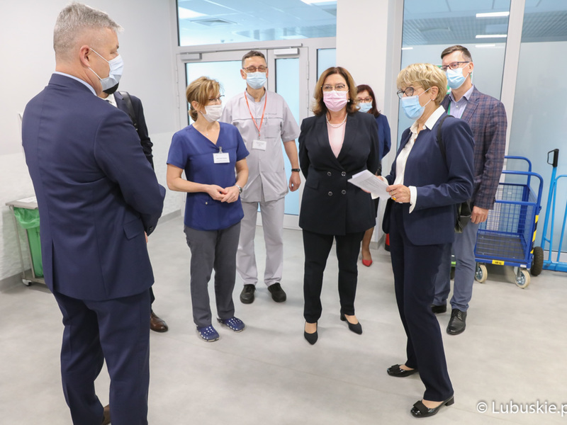 Wicemarszałek Sejmu Małgorzata Kidawa-Błońska oraz Marszałek Województwa Lubuskiego Elżbieta Anna Polak podczas odwiedzin Centrum Zdrowia Matki i Dziecka w Zielonej Górze.