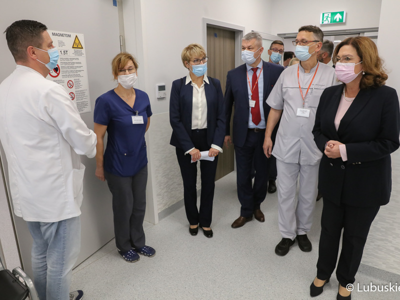 Wicemarszałek Sejmu Małgorzata Kidawa-Błońska oraz Marszałek Województwa Lubuskiego Elżbieta Anna Polak podczas odwiedzin Centrum Zdrowia Matki i Dziecka w Zielonej Górze.