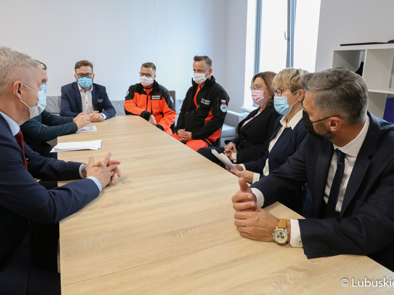 Marszałek Województwa Lubuskiego Elżbieta Anna Polak, Wicemarszałek Sejmu Małgorzata Kidawa-Błońska oraz poseł Waldemar Sługocki podczas spotkania z ratownikami medycznymi w Centrum Zdrowia Matki i Dziecka w Zielonej Górze.